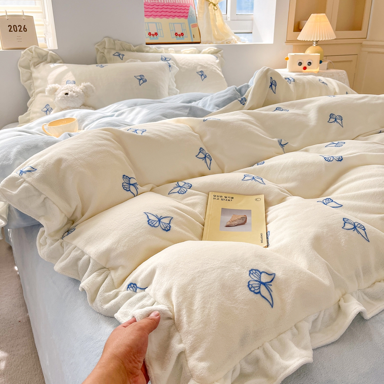 91家纺网 家纺一手货源 找家纺 麦朵家居 2025新款10斤重床盖款花边牛奶绒四件套雕花绒法莱绒四件套兔兔绒四件套床笠三件套-梦蝶 梦蝶白蓝