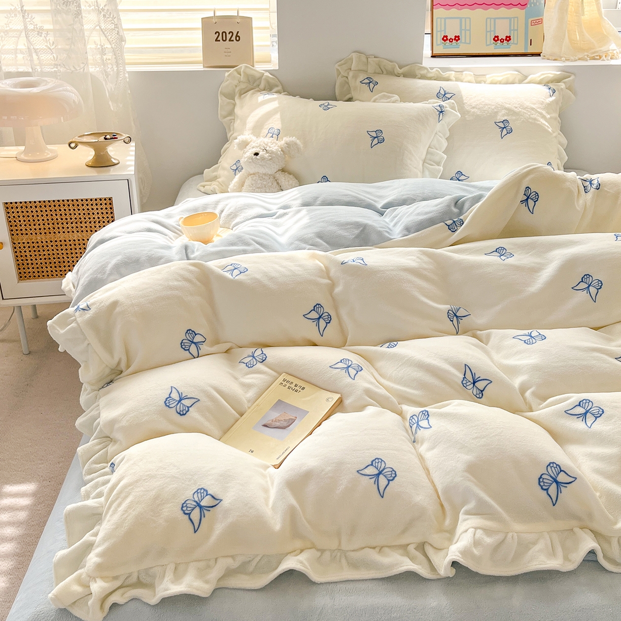 91家纺网 家纺一手货源 找家纺 麦朵家居 2025新款10斤重床盖款花边牛奶绒四件套雕花绒法莱绒四件套兔兔绒四件套床笠三件套-梦蝶 梦蝶白蓝