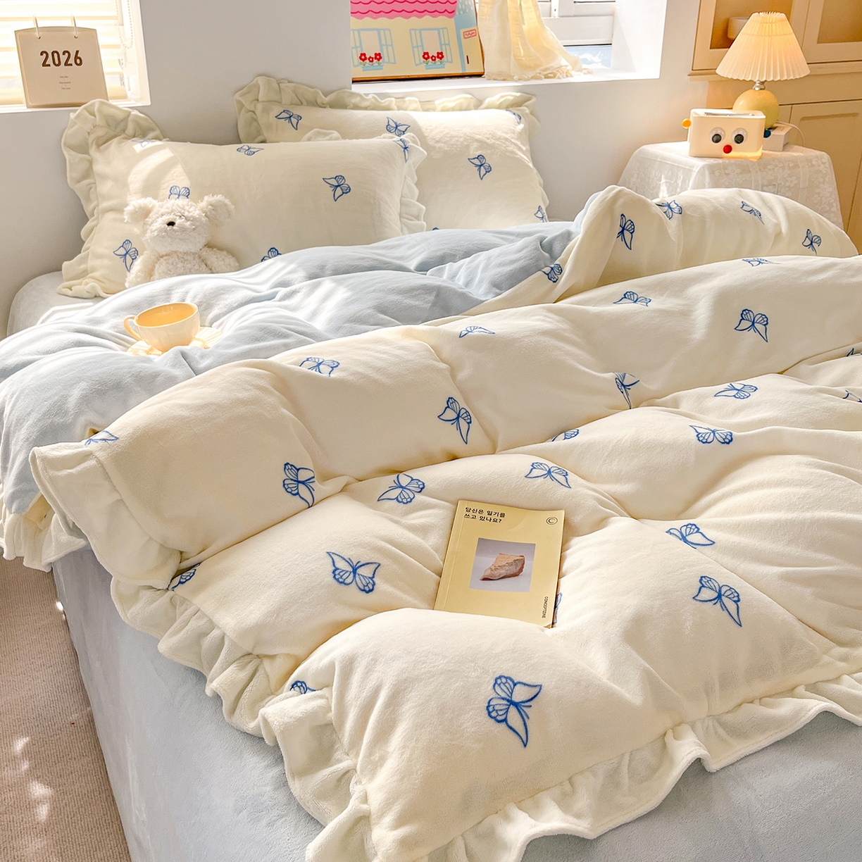 91家纺网 家纺一手货源 找家纺 麦朵家居 2025新款10斤重床盖款花边牛奶绒四件套雕花绒法莱绒四件套兔兔绒四件套床笠三件套-梦蝶 梦蝶白蓝