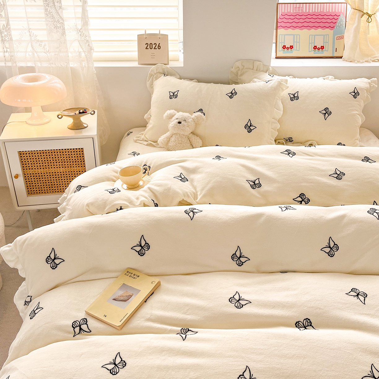 91家纺网 家纺一手货源 找家纺 麦朵家居 2025新款10斤重床盖款花边牛奶绒四件套雕花绒法莱绒四件套兔兔绒四件套床笠三件套-梦蝶 梦蝶白