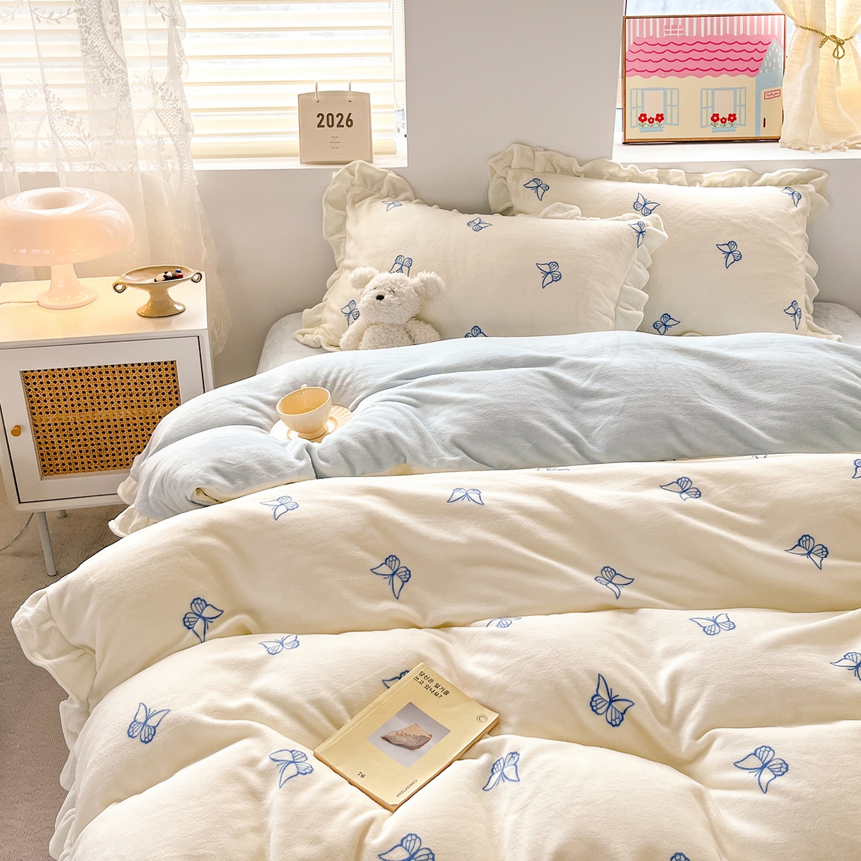 91家纺网 家纺一手货源 找家纺 麦朵家居 2025新款10斤重床盖款花边牛奶绒四件套雕花绒法莱绒四件套兔兔绒四件套床笠三件套-梦蝶 梦蝶白蓝