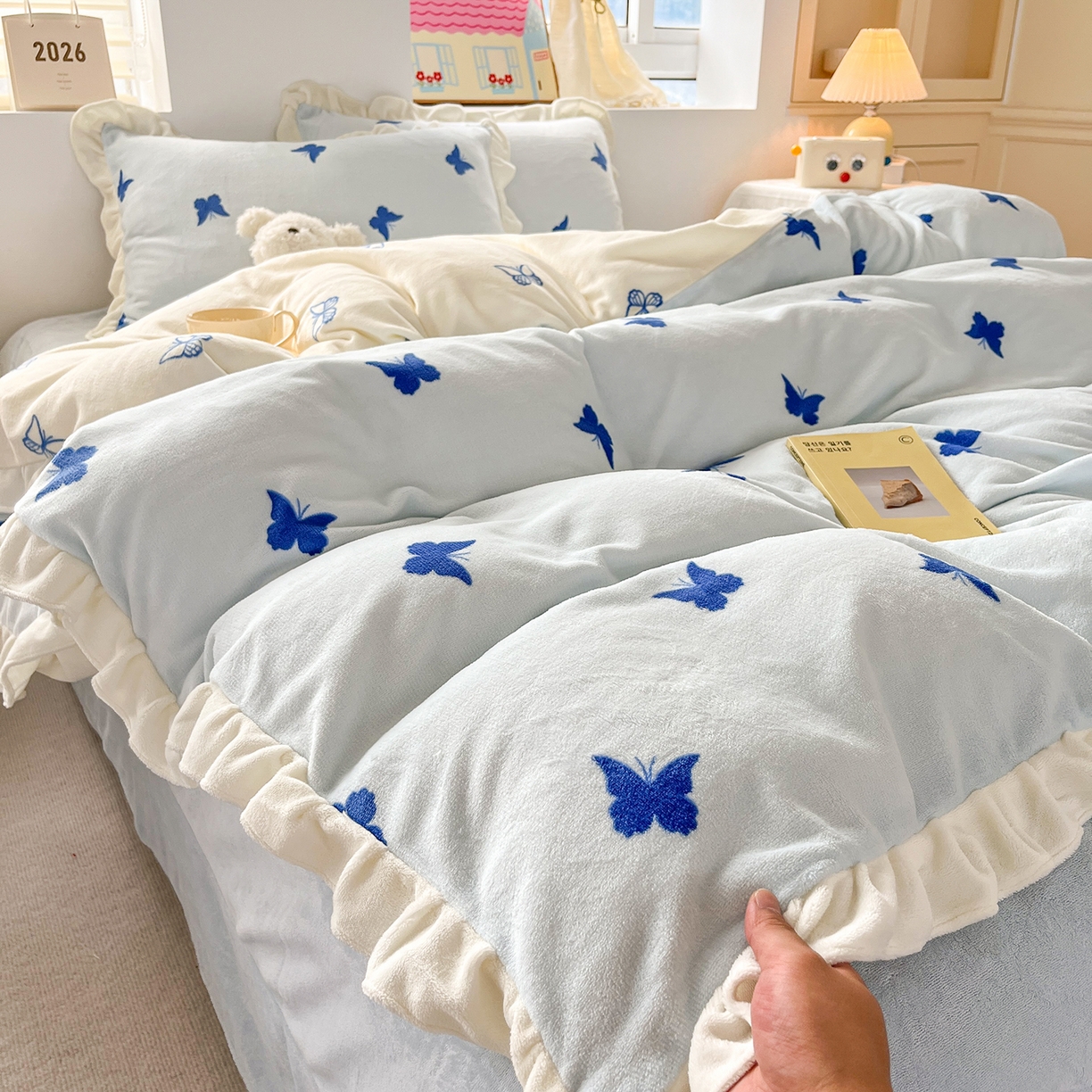 91家纺网 家纺一手货源 找家纺 麦朵家居 2025新款10斤重床盖款花边牛奶绒四件套雕花绒法莱绒四件套兔兔绒四件套床笠三件套-梦蝶 梦蝶蓝