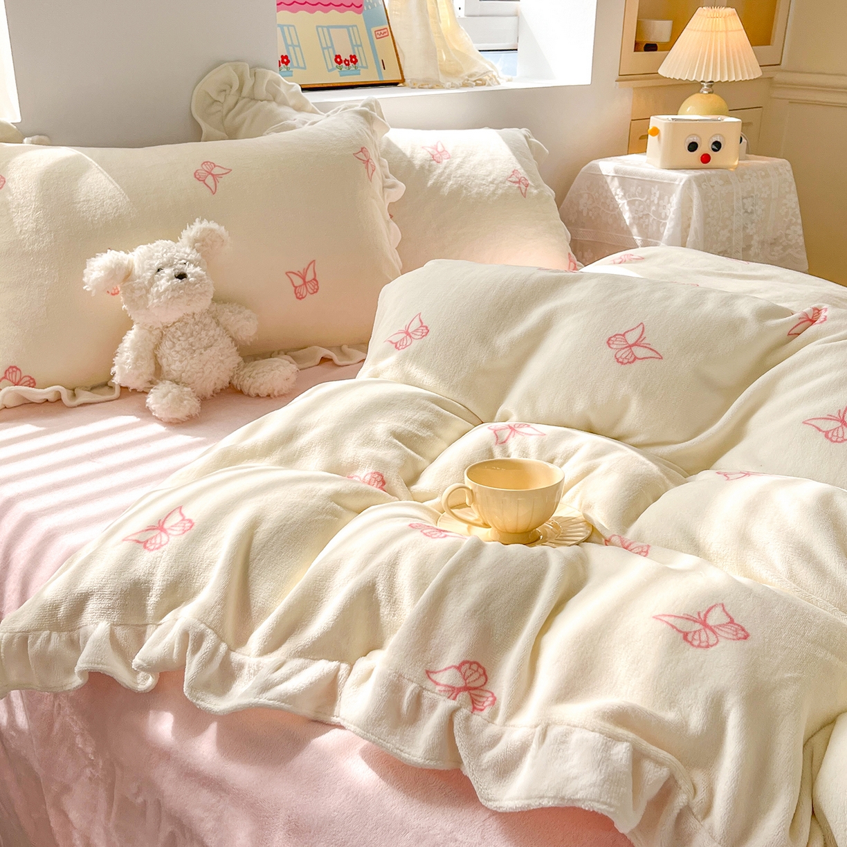 91家纺网 家纺一手货源 找家纺 麦朵家居 2025新款10斤重床盖款花边牛奶绒四件套雕花绒法莱绒四件套兔兔绒四件套床笠三件套-梦蝶 梦蝶白粉