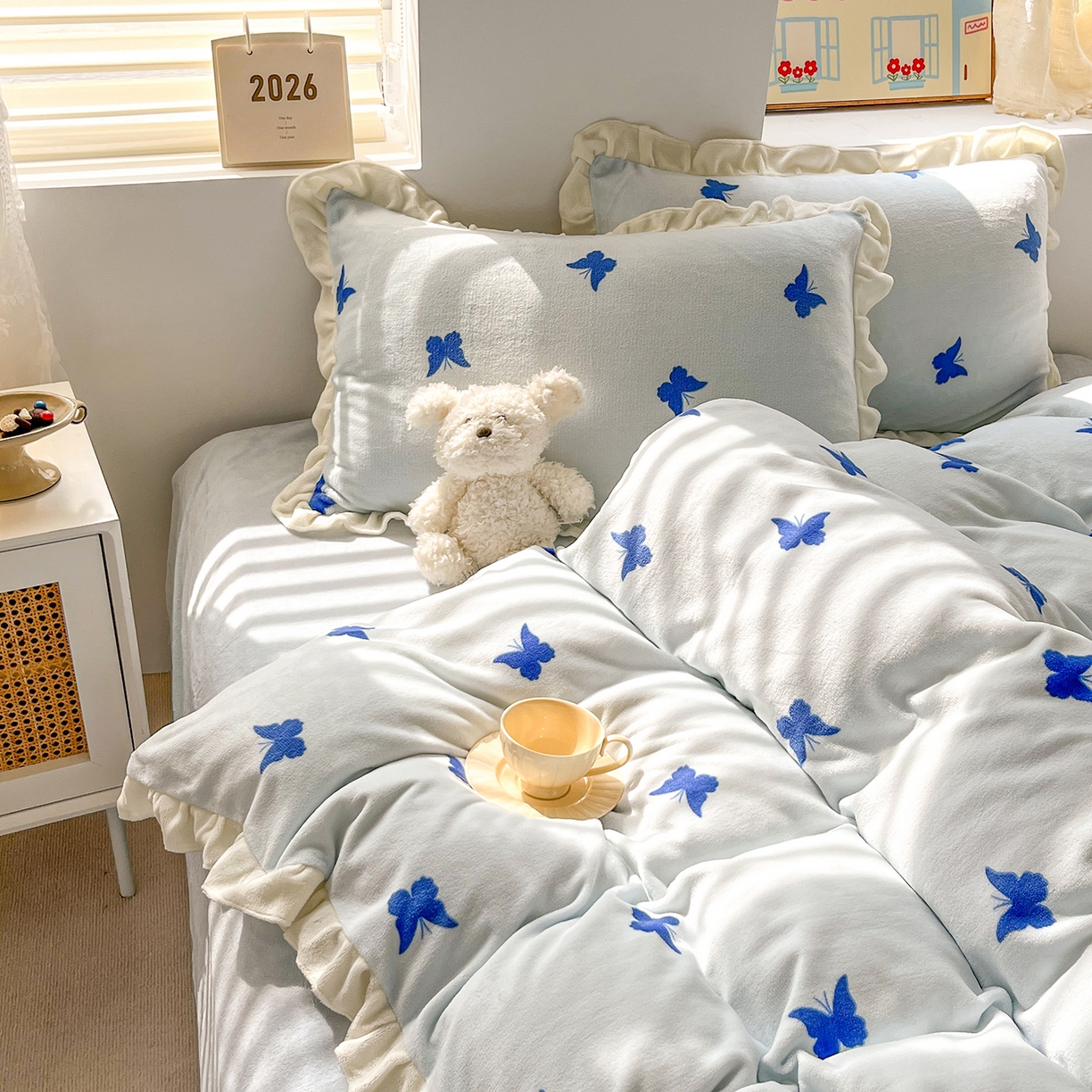 91家纺网 家纺一手货源 找家纺 麦朵家居 2025新款10斤重床盖款花边牛奶绒四件套雕花绒法莱绒四件套兔兔绒四件套床笠三件套-梦蝶 梦蝶蓝