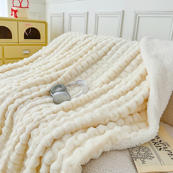 91家纺网 家纺一手货源 找家纺 乐坊 2025新款高克重蝶梦兔毛毯羊羔绒毛毯 蝶梦-奶白