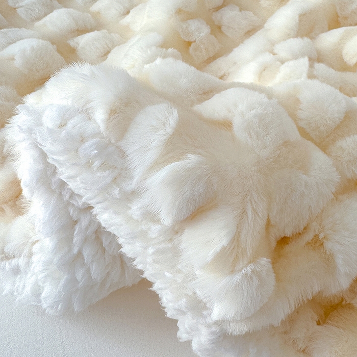 91家纺网 家纺一手货源 找家纺 乐坊 2025新款高克重蝶梦兔毛毯羊羔绒毛毯 蝶梦-奶白