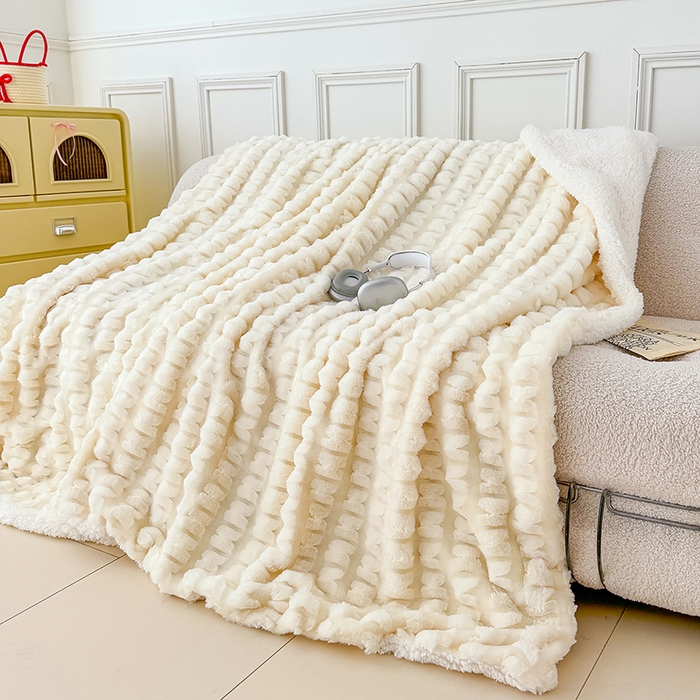 91家纺网 家纺一手货源 找家纺 乐坊 2025新款高克重蝶梦兔毛毯羊羔绒毛毯 蝶梦-奶白