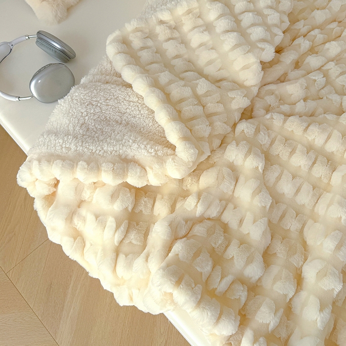 91家纺网 家纺一手货源 找家纺 乐坊 2025新款高克重蝶梦兔毛毯羊羔绒毛毯 蝶梦-奶白