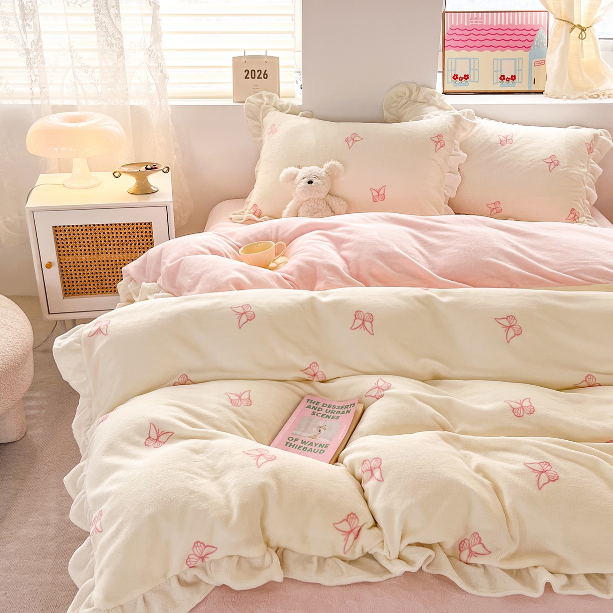 91家纺网 家纺一手货源 找家纺 麦朵家居 2025新款10斤重床盖款花边牛奶绒四件套雕花绒法莱绒四件套兔兔绒四件套床笠三件套-梦蝶 梦蝶白粉