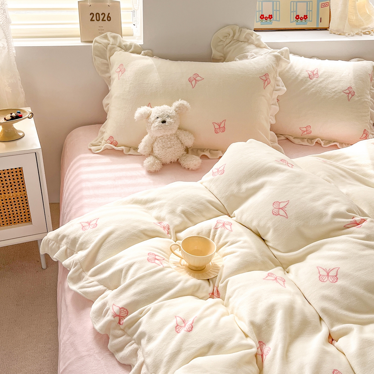 91家纺网 家纺一手货源 找家纺 麦朵家居 2025新款10斤重床盖款花边牛奶绒四件套雕花绒法莱绒四件套兔兔绒四件套床笠三件套-梦蝶 梦蝶白粉