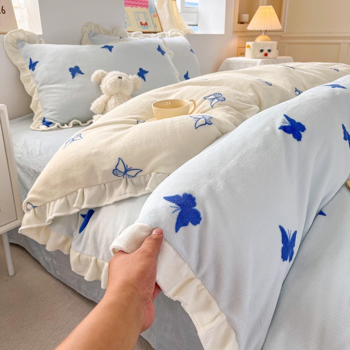 91家纺网 家纺一手货源 找家纺 麦朵家居 2025新款10斤重床盖款花边牛奶绒四件套雕花绒法莱绒四件套兔兔绒四件套床笠三件套-梦蝶 梦蝶蓝