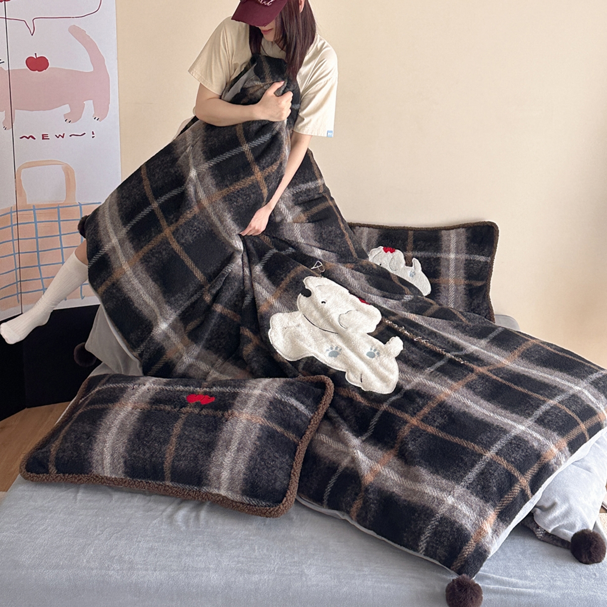 91家纺网 家纺一手货源 找家纺 宇航家纺 2025新款仿羊毛仿羊绒牛奶绒复古风美拉德立体贴布绣花四件套 福宝小狗