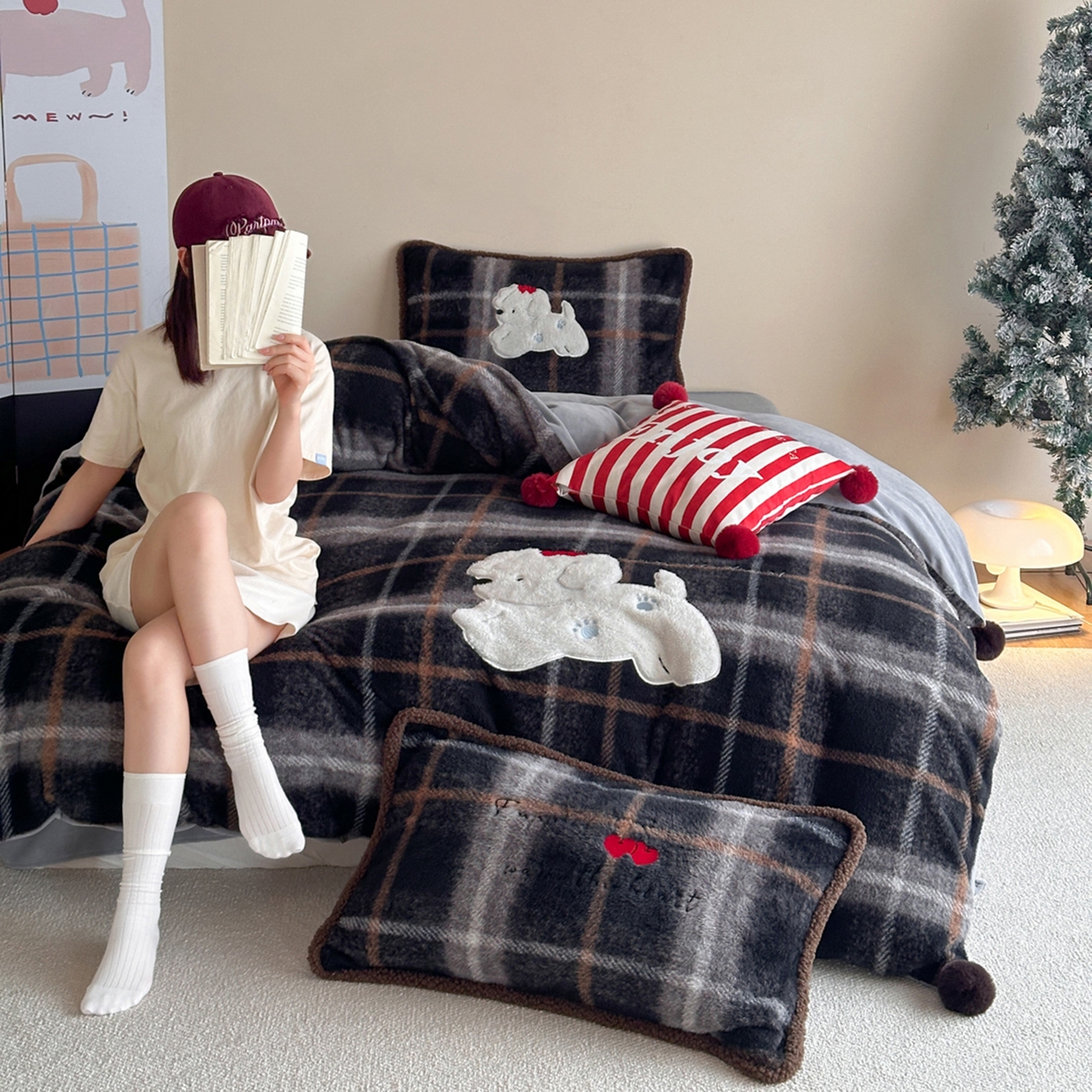 91家纺网 家纺一手货源 找家纺 宇航家纺 2025新款仿羊毛仿羊绒牛奶绒复古风美拉德立体贴布绣花四件套 福宝小狗