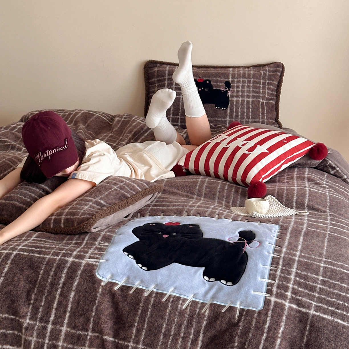 91家纺网 家纺一手货源 找家纺 宇航家纺 2025新款仿羊毛仿羊绒牛奶绒复古风美拉德立体贴布绣花四件套 煤球小猫