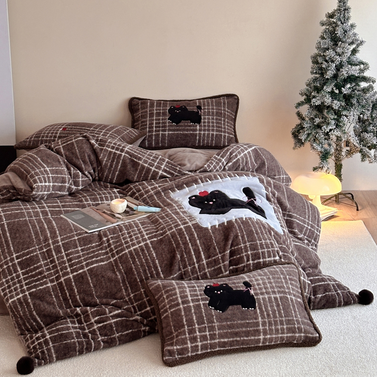 91家纺网 家纺一手货源 找家纺 宇航家纺 2025新款仿羊毛仿羊绒牛奶绒复古风美拉德立体贴布绣花四件套 煤球小猫