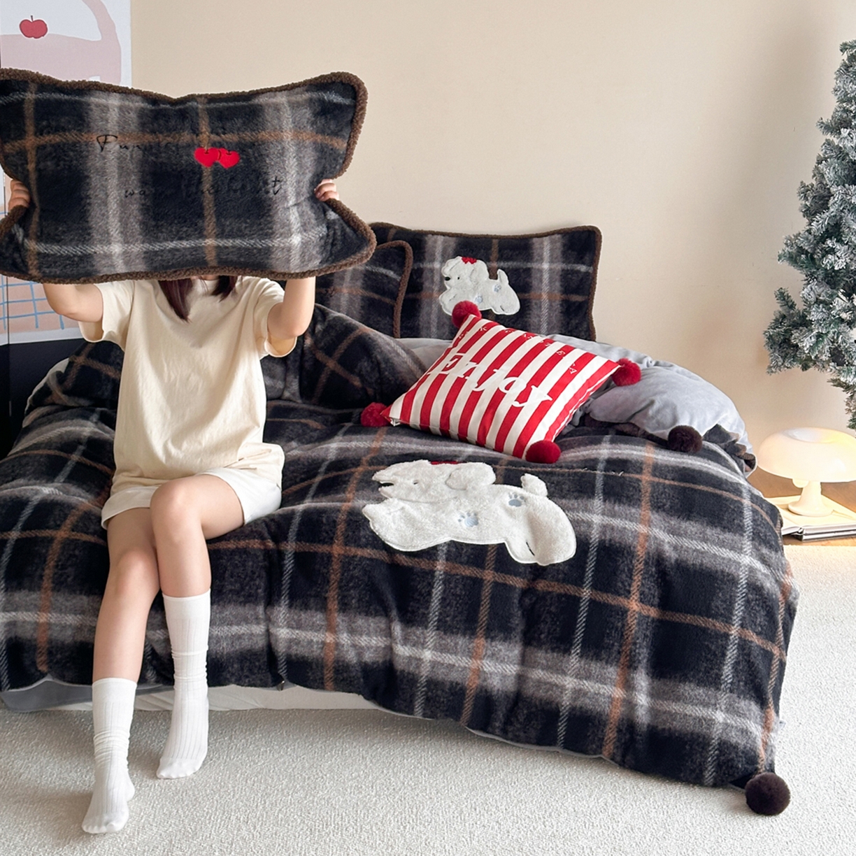 91家纺网 家纺一手货源 找家纺 宇航家纺 2025新款仿羊毛仿羊绒牛奶绒复古风美拉德立体贴布绣花四件套 福宝小狗