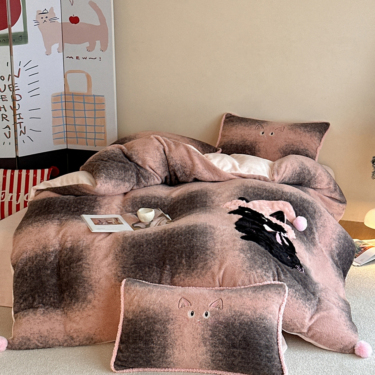 91家纺网 家纺一手货源 找家纺 宇航家纺 2025新款仿羊毛仿羊绒牛奶绒复古风美拉德立体贴布绣花四件套 呆萌猫咪