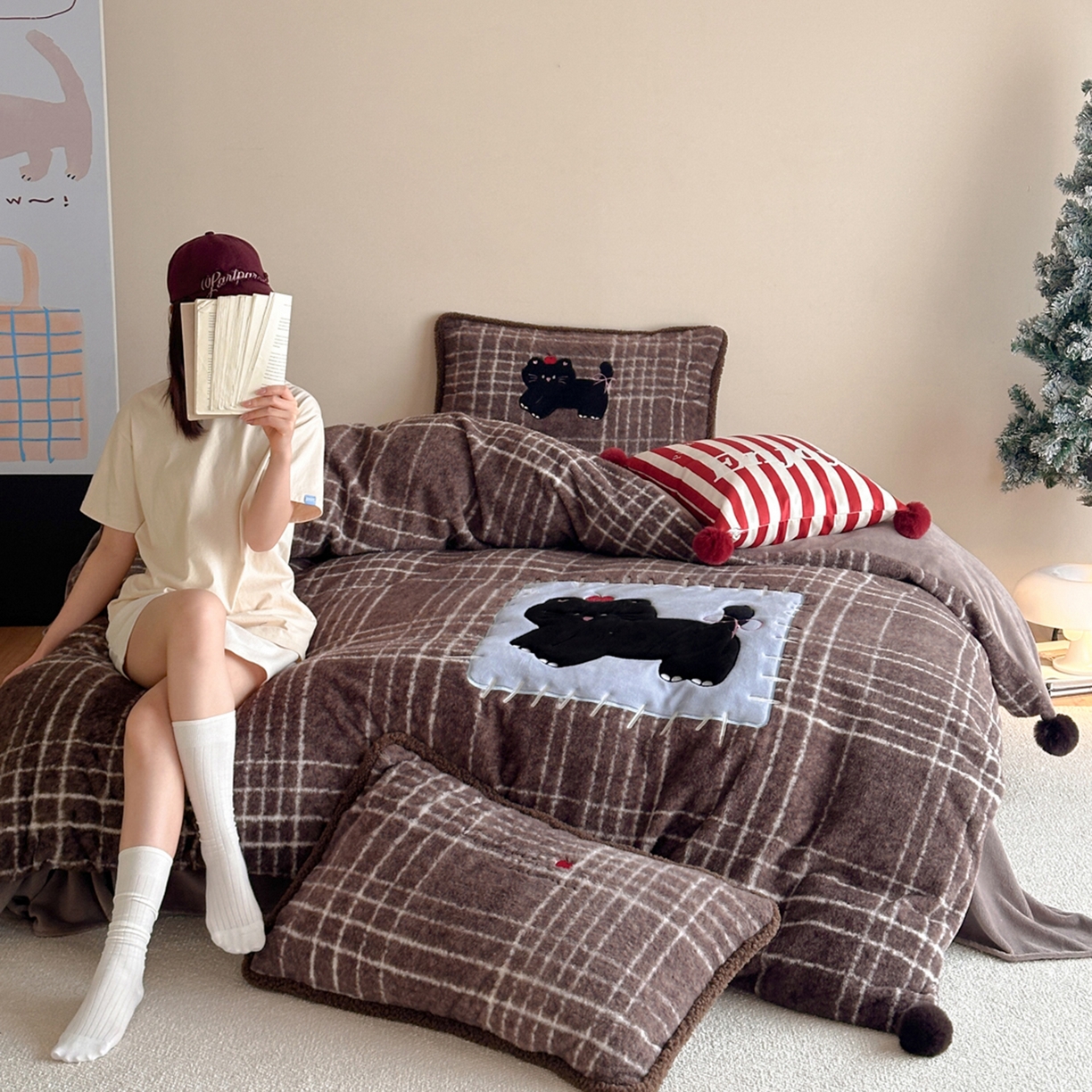 91家纺网 家纺一手货源 找家纺 宇航家纺 2025新款仿羊毛仿羊绒牛奶绒复古风美拉德立体贴布绣花四件套 煤球小猫