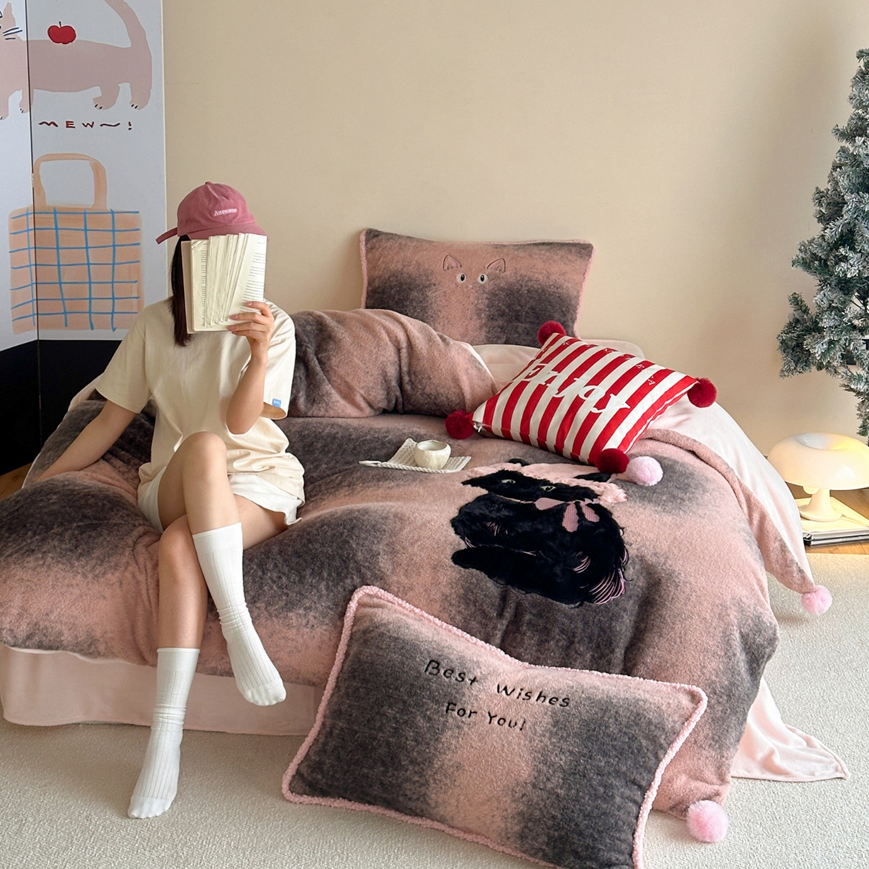 91家纺网 家纺一手货源 找家纺 宇航家纺 2025新款仿羊毛仿羊绒牛奶绒复古风美拉德立体贴布绣花四件套 呆萌猫咪