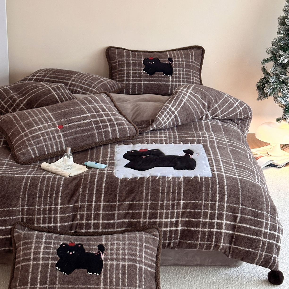 91家纺网 家纺一手货源 找家纺 宇航家纺 2025新款仿羊毛仿羊绒牛奶绒复古风美拉德立体贴布绣花四件套 煤球小猫