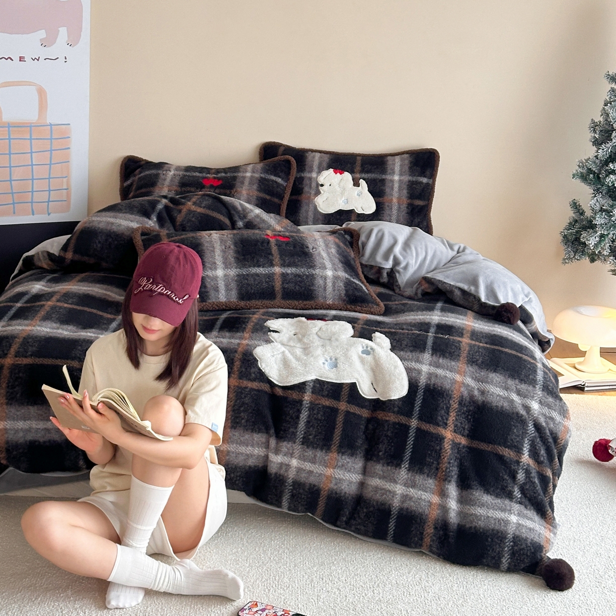 91家纺网 家纺一手货源 找家纺 宇航家纺 2025新款仿羊毛仿羊绒牛奶绒复古风美拉德立体贴布绣花四件套 福宝小狗