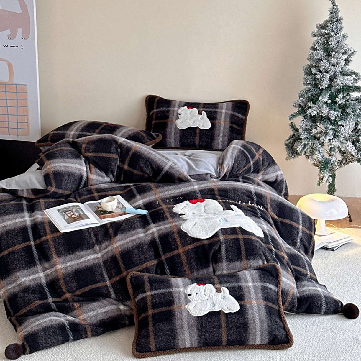 91家纺网 家纺一手货源 找家纺 宇航家纺 2025新款仿羊毛仿羊绒牛奶绒复古风美拉德立体贴布绣花四件套 福宝小狗