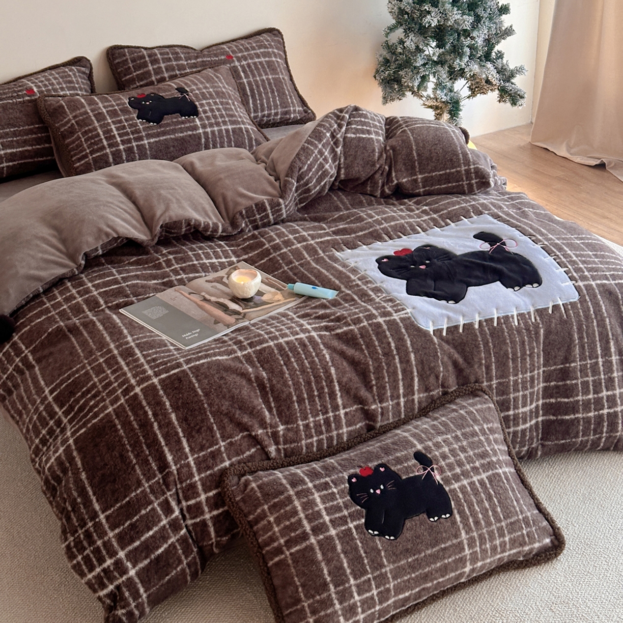 91家纺网 家纺一手货源 找家纺 宇航家纺 2025新款仿羊毛仿羊绒牛奶绒复古风美拉德立体贴布绣花四件套 煤球小猫