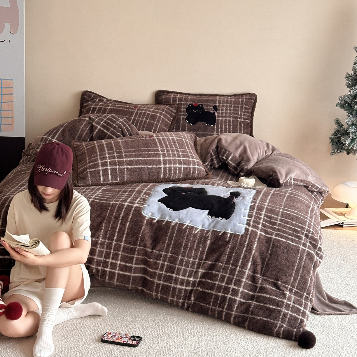 91家纺网 家纺一手货源 找家纺 宇航家纺 2025新款仿羊毛仿羊绒牛奶绒复古风美拉德立体贴布绣花四件套 煤球小猫