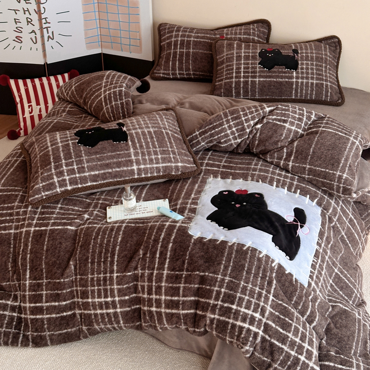 91家纺网 家纺一手货源 找家纺 宇航家纺 2025新款仿羊毛仿羊绒牛奶绒复古风美拉德立体贴布绣花四件套 煤球小猫