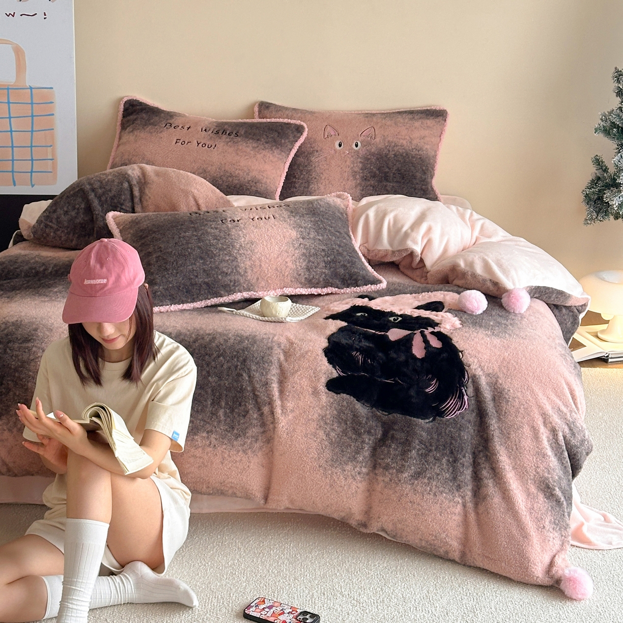 91家纺网 家纺一手货源 找家纺 宇航家纺 2025新款仿羊毛仿羊绒牛奶绒复古风美拉德立体贴布绣花四件套 呆萌猫咪