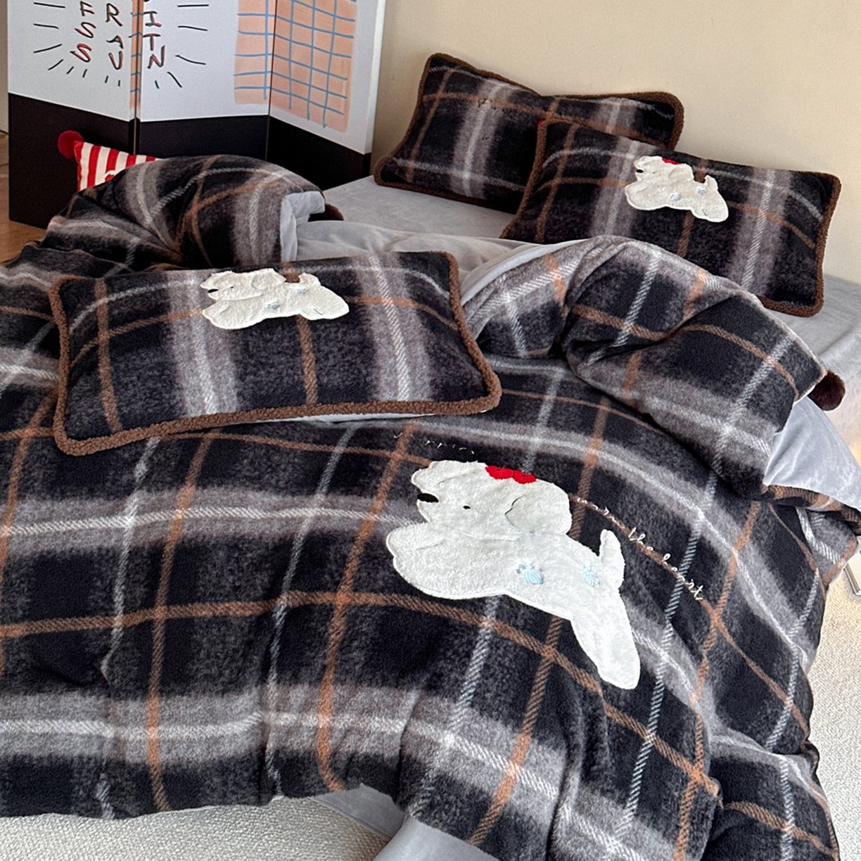 91家纺网 家纺一手货源 找家纺 宇航家纺 2025新款仿羊毛仿羊绒牛奶绒复古风美拉德立体贴布绣花四件套 福宝小狗