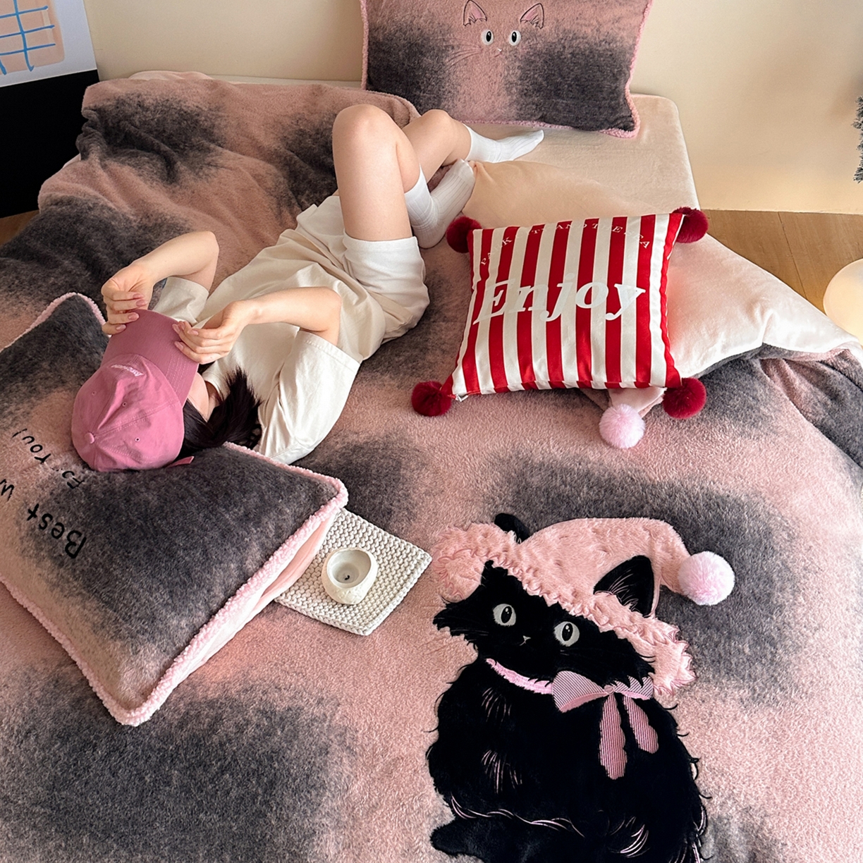 91家纺网 家纺一手货源 找家纺 宇航家纺 2025新款仿羊毛仿羊绒牛奶绒复古风美拉德立体贴布绣花四件套 呆萌猫咪