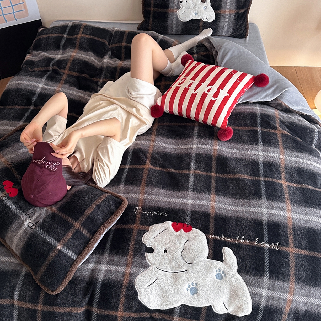 91家纺网 家纺一手货源 找家纺 宇航家纺 2025新款仿羊毛仿羊绒牛奶绒复古风美拉德立体贴布绣花四件套 福宝小狗