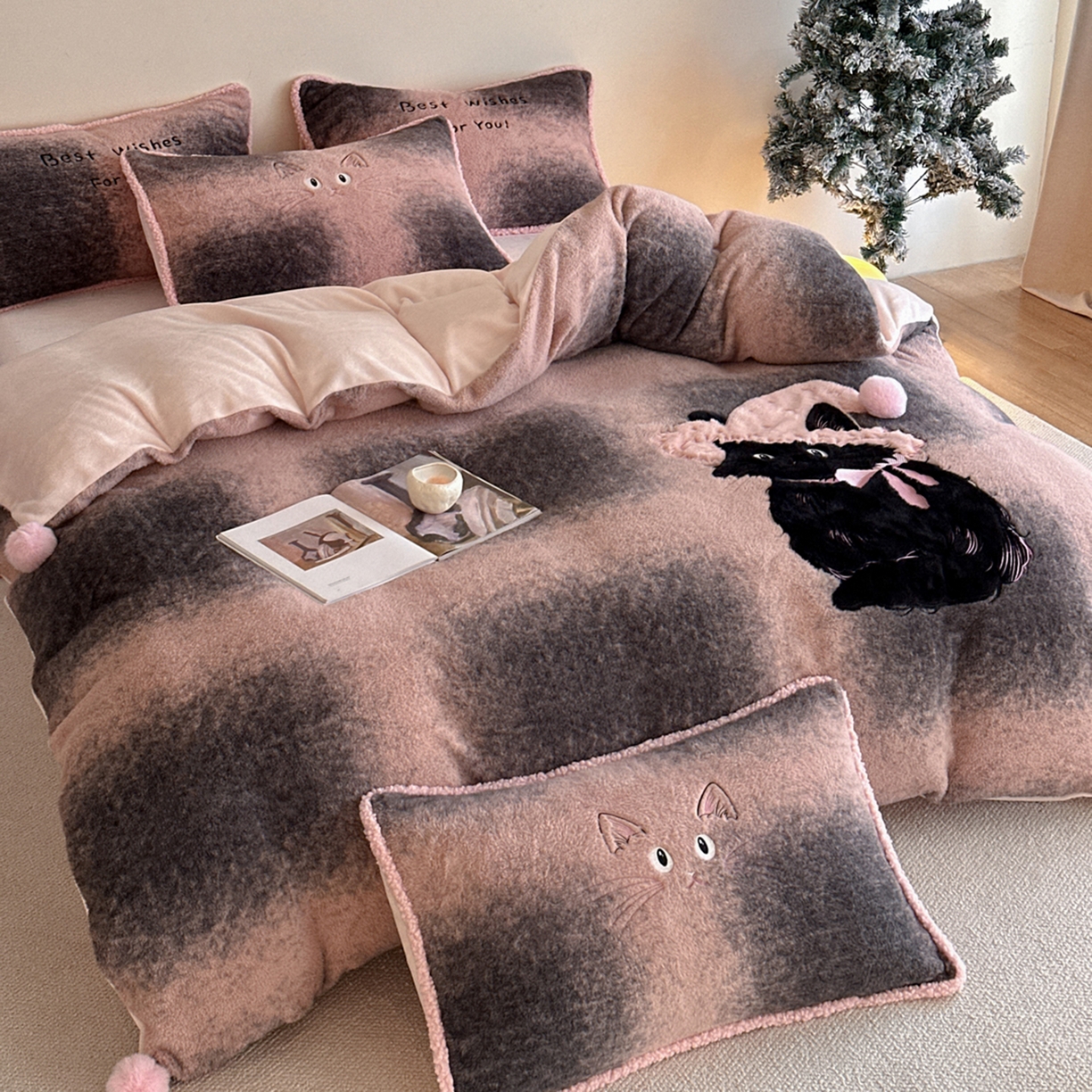 91家纺网 家纺一手货源 找家纺 宇航家纺 2025新款仿羊毛仿羊绒牛奶绒复古风美拉德立体贴布绣花四件套 呆萌猫咪