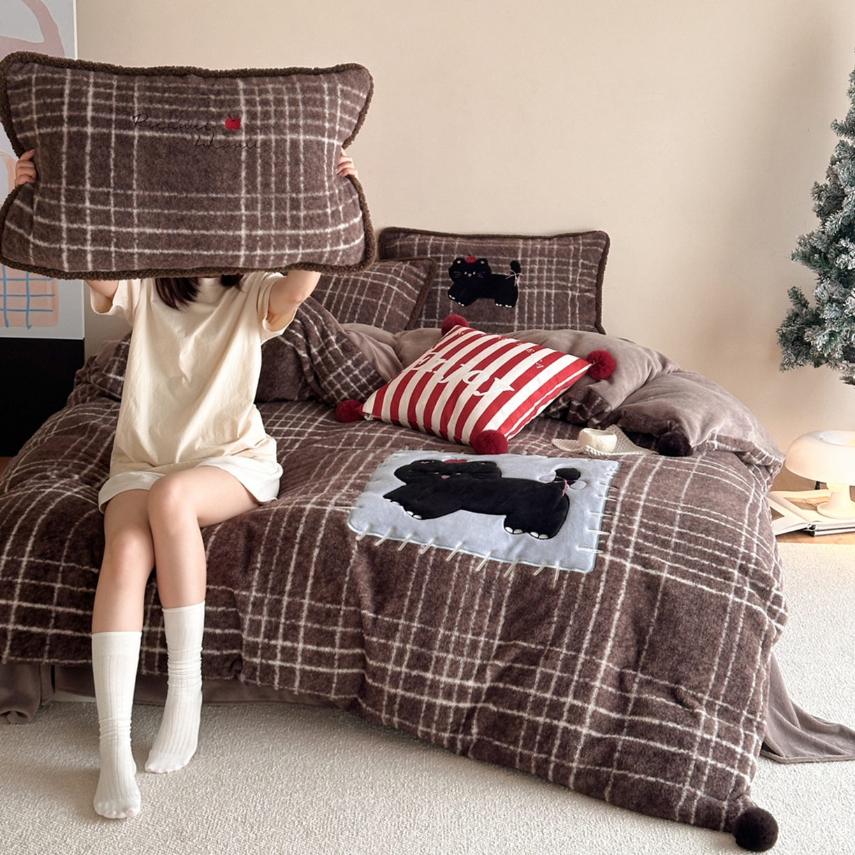 91家纺网 家纺一手货源 找家纺 宇航家纺 2025新款仿羊毛仿羊绒牛奶绒复古风美拉德立体贴布绣花四件套 煤球小猫