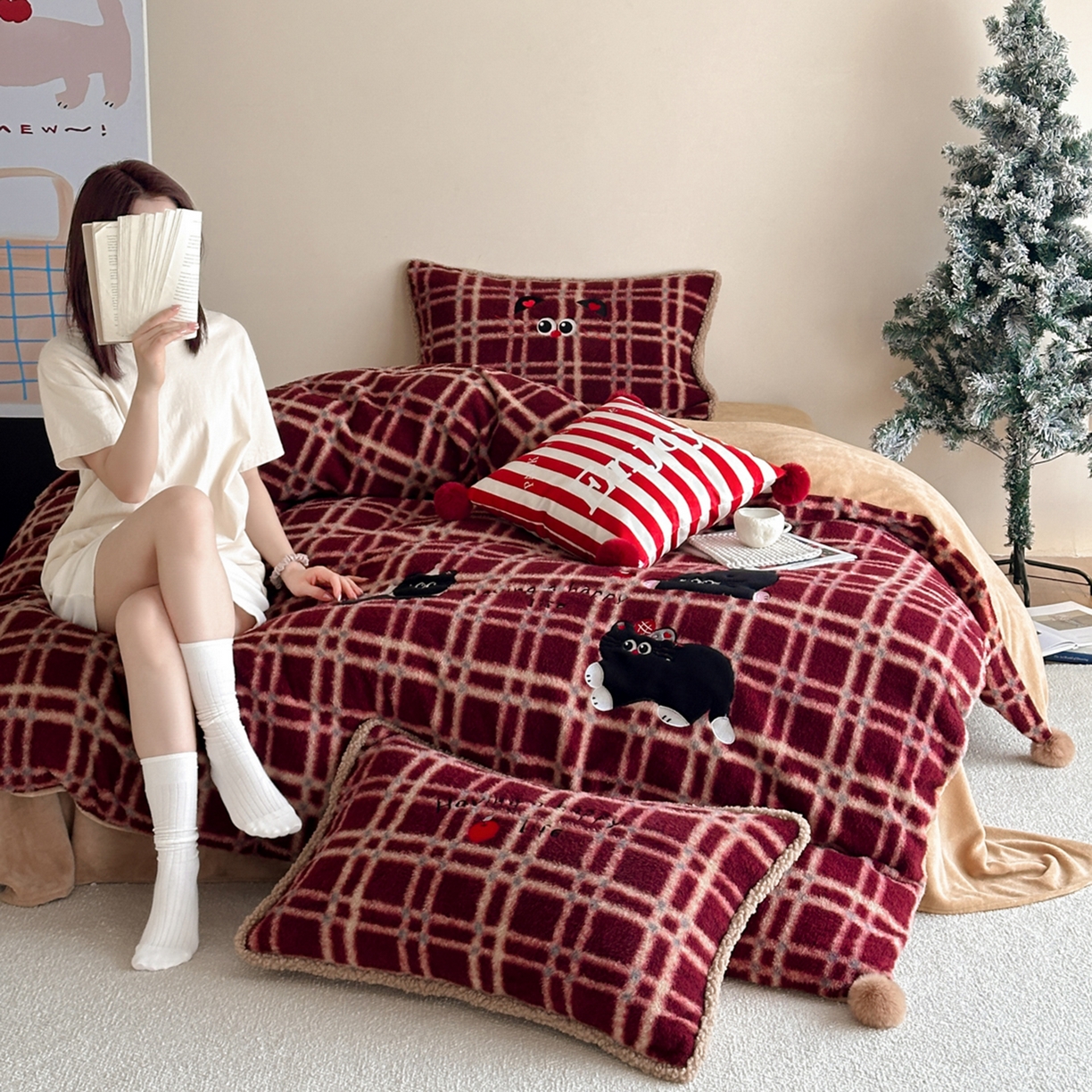 91家纺网 家纺一手货源 找家纺 宇航家纺 2025新款仿羊毛仿羊绒牛奶绒复古风美拉德立体贴布绣花四件套 三只小猫