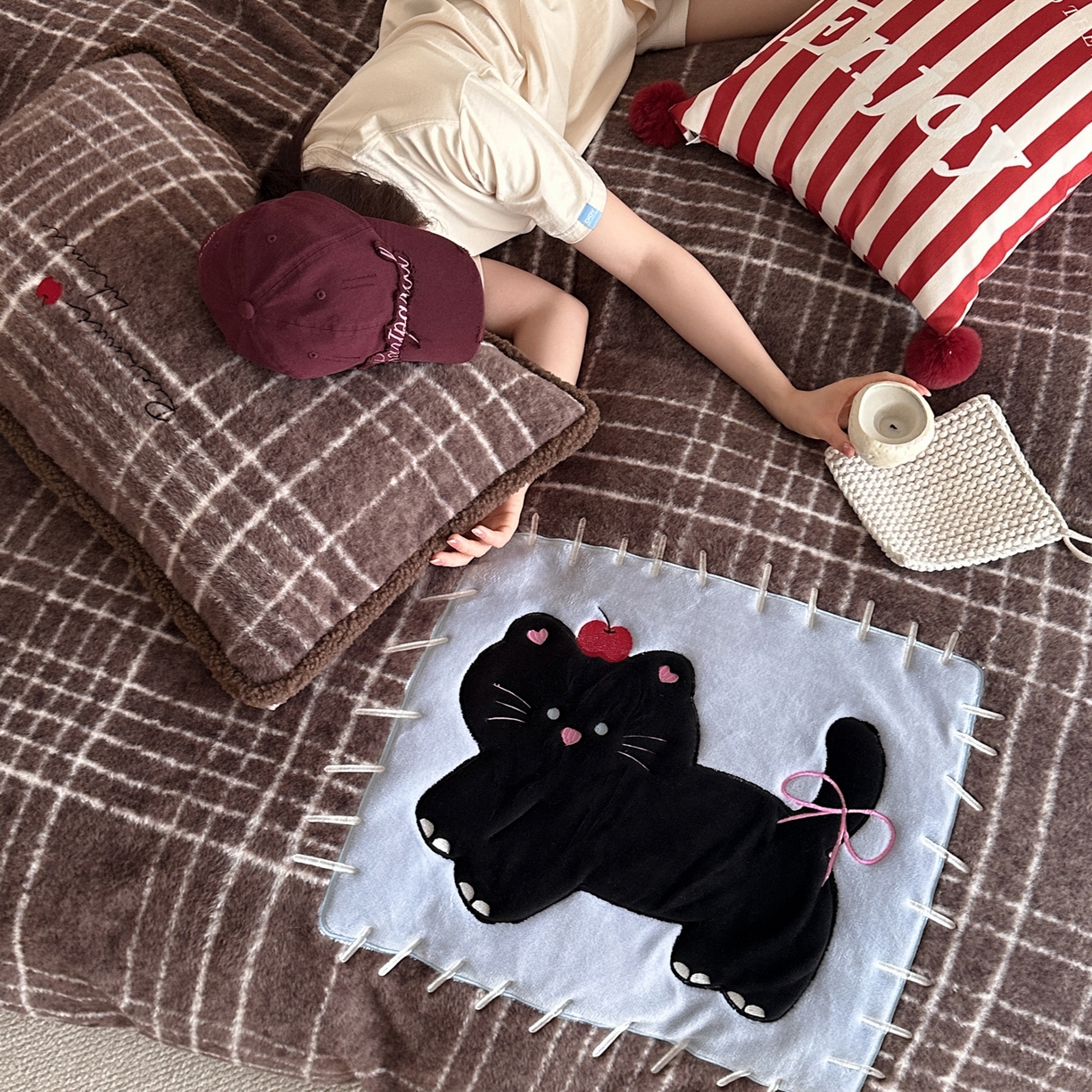 91家纺网 家纺一手货源 找家纺 宇航家纺 2025新款仿羊毛仿羊绒牛奶绒复古风美拉德立体贴布绣花四件套 煤球小猫