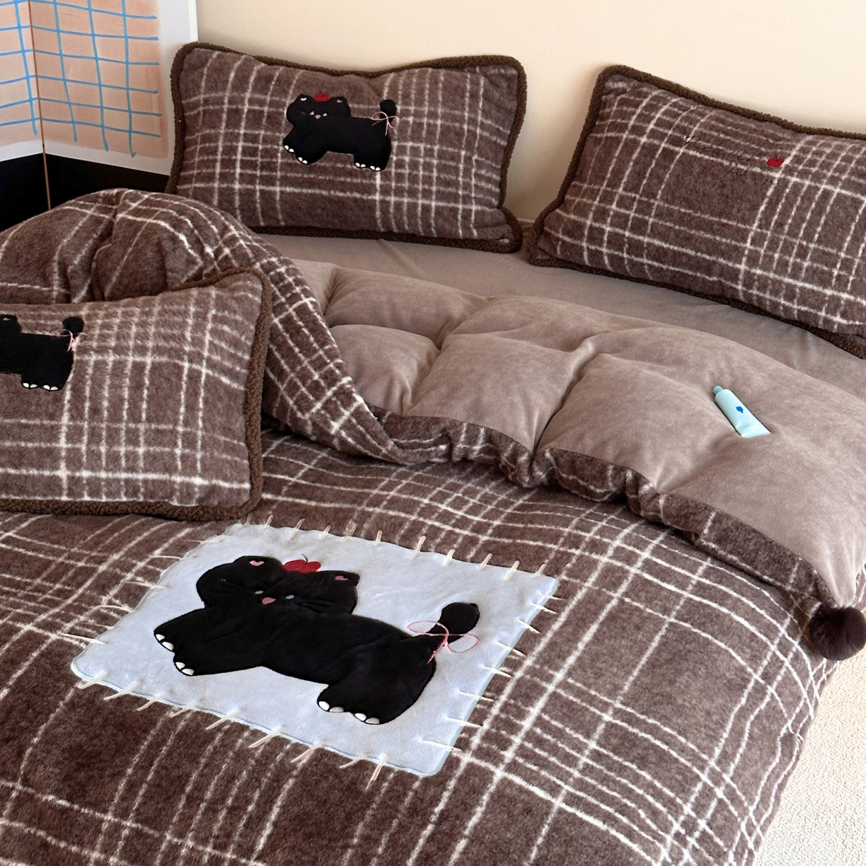 91家纺网 家纺一手货源 找家纺 宇航家纺 2025新款仿羊毛仿羊绒牛奶绒复古风美拉德立体贴布绣花四件套 煤球小猫