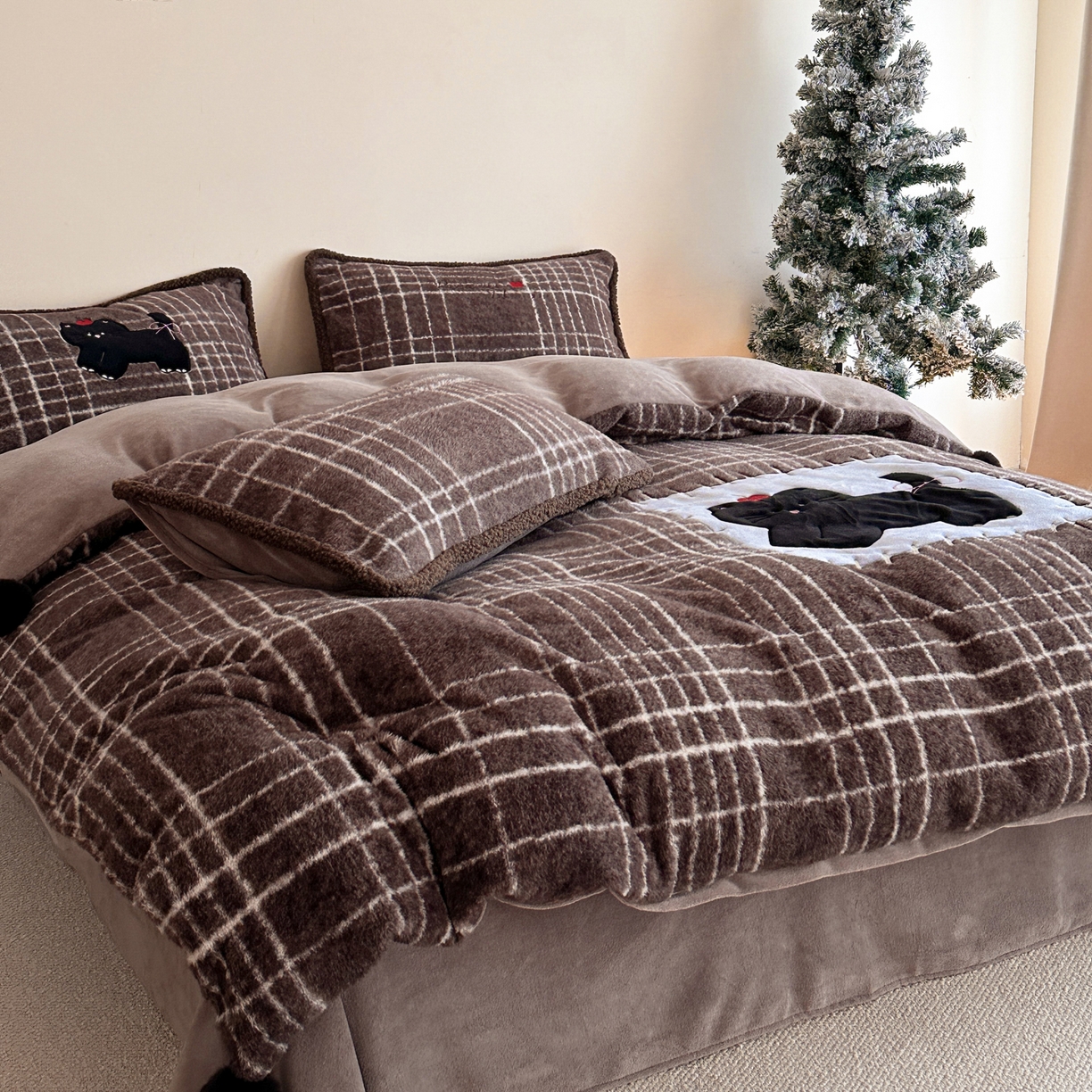 91家纺网 家纺一手货源 找家纺 宇航家纺 2025新款仿羊毛仿羊绒牛奶绒复古风美拉德立体贴布绣花四件套 煤球小猫