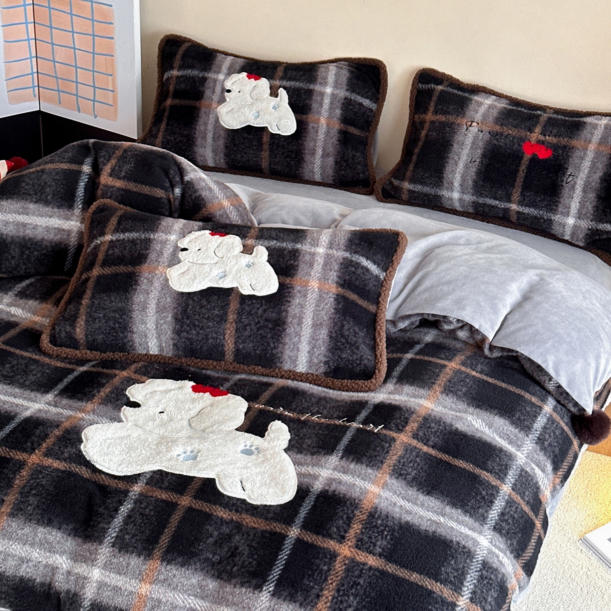 91家纺网 家纺一手货源 找家纺 宇航家纺 2025新款仿羊毛仿羊绒牛奶绒复古风美拉德立体贴布绣花四件套 福宝小狗