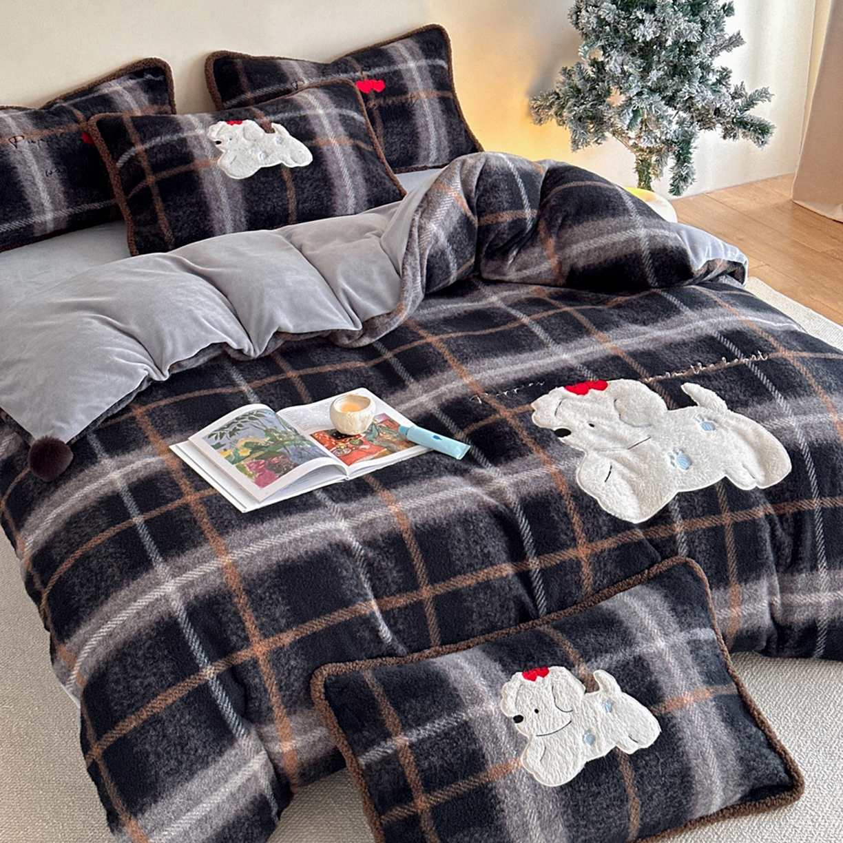 91家纺网 家纺一手货源 找家纺 宇航家纺 2025新款仿羊毛仿羊绒牛奶绒复古风美拉德立体贴布绣花四件套 福宝小狗