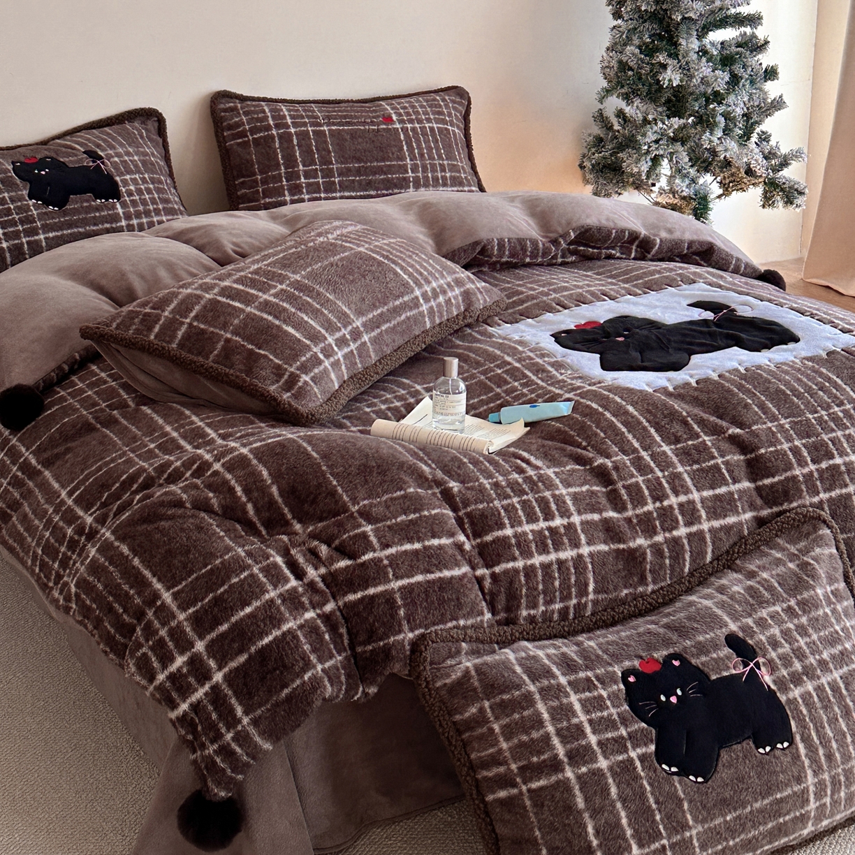 91家纺网 家纺一手货源 找家纺 宇航家纺 2025新款仿羊毛仿羊绒牛奶绒复古风美拉德立体贴布绣花四件套 煤球小猫