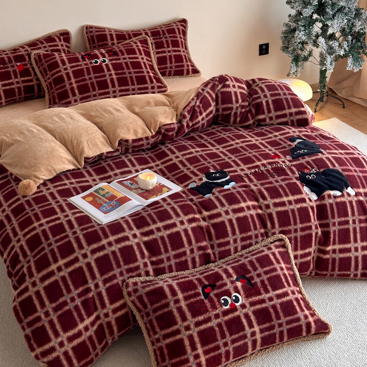 91家纺网 家纺一手货源 找家纺 宇航家纺 2025新款仿羊毛仿羊绒牛奶绒复古风美拉德立体贴布绣花四件套 三只小猫