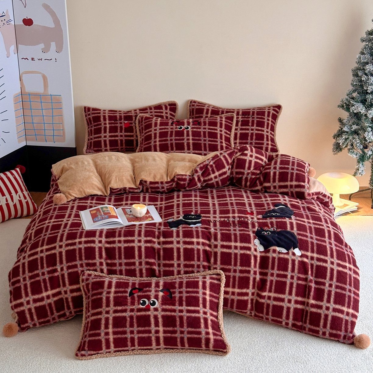 91家纺网 家纺一手货源 找家纺 宇航家纺 2025新款仿羊毛仿羊绒牛奶绒复古风美拉德立体贴布绣花四件套 三只小猫