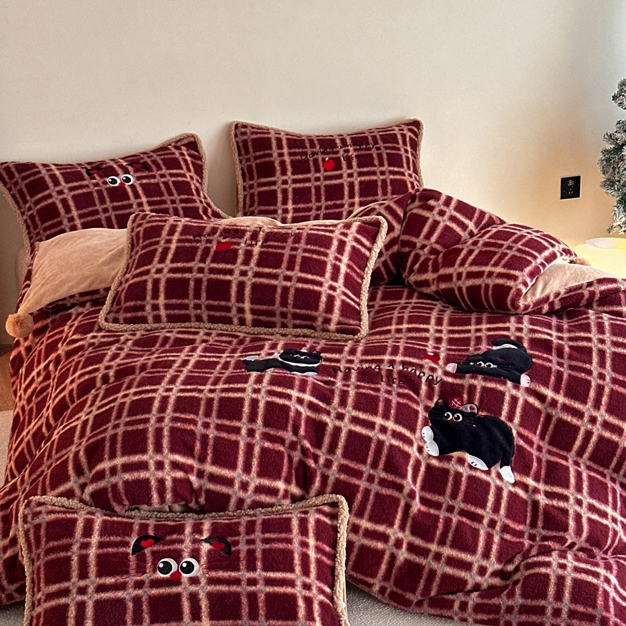 91家纺网 家纺一手货源 找家纺 宇航家纺 2025新款仿羊毛仿羊绒牛奶绒复古风美拉德立体贴布绣花四件套 三只小猫