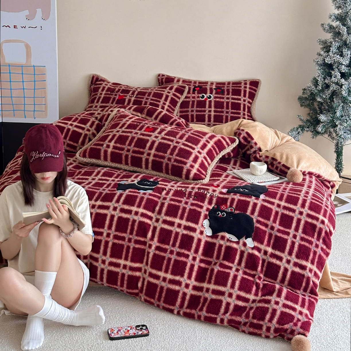 91家纺网 家纺一手货源 找家纺 宇航家纺 2025新款仿羊毛仿羊绒牛奶绒复古风美拉德立体贴布绣花四件套 三只小猫