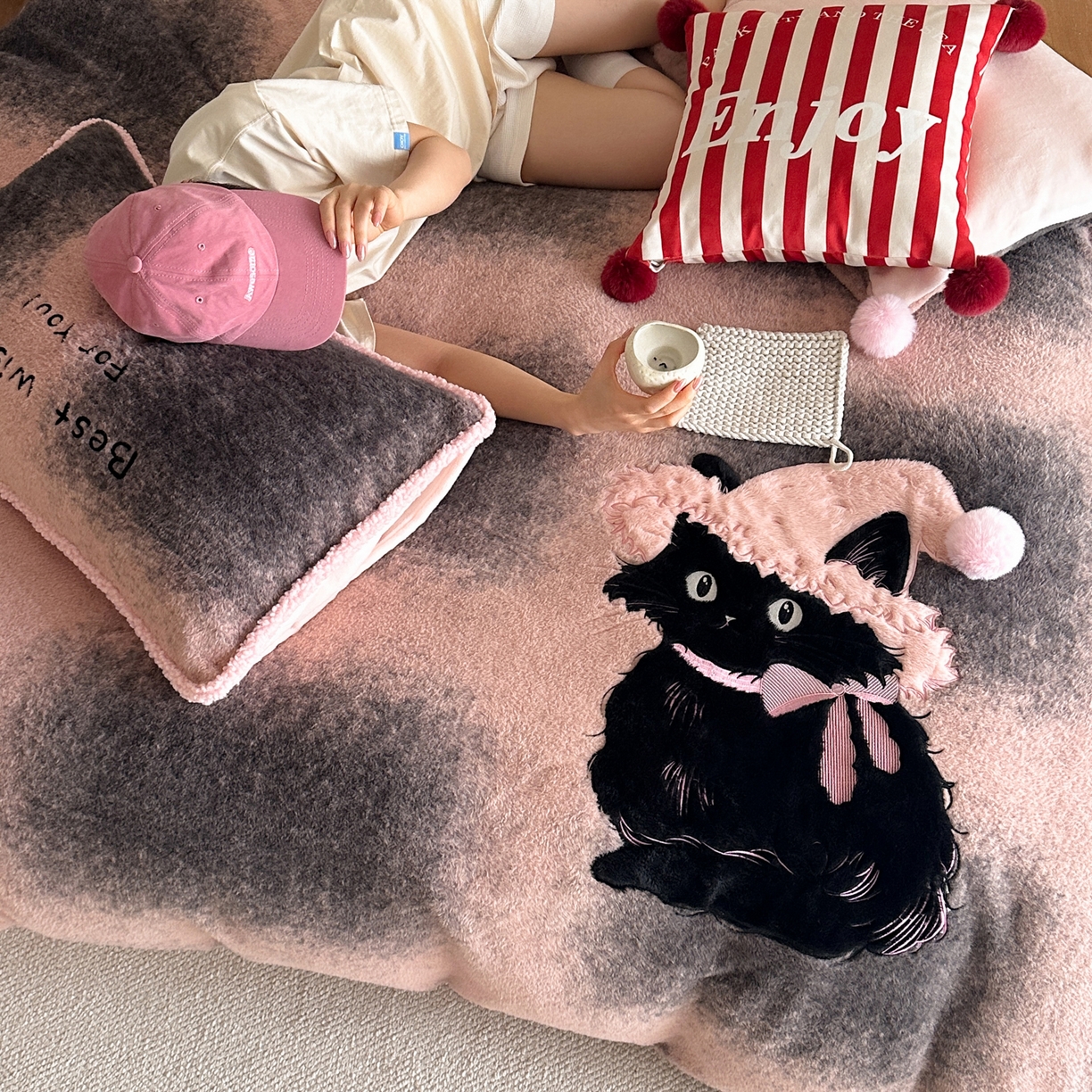 91家纺网 家纺一手货源 找家纺 宇航家纺 2025新款仿羊毛仿羊绒牛奶绒复古风美拉德立体贴布绣花四件套 呆萌猫咪