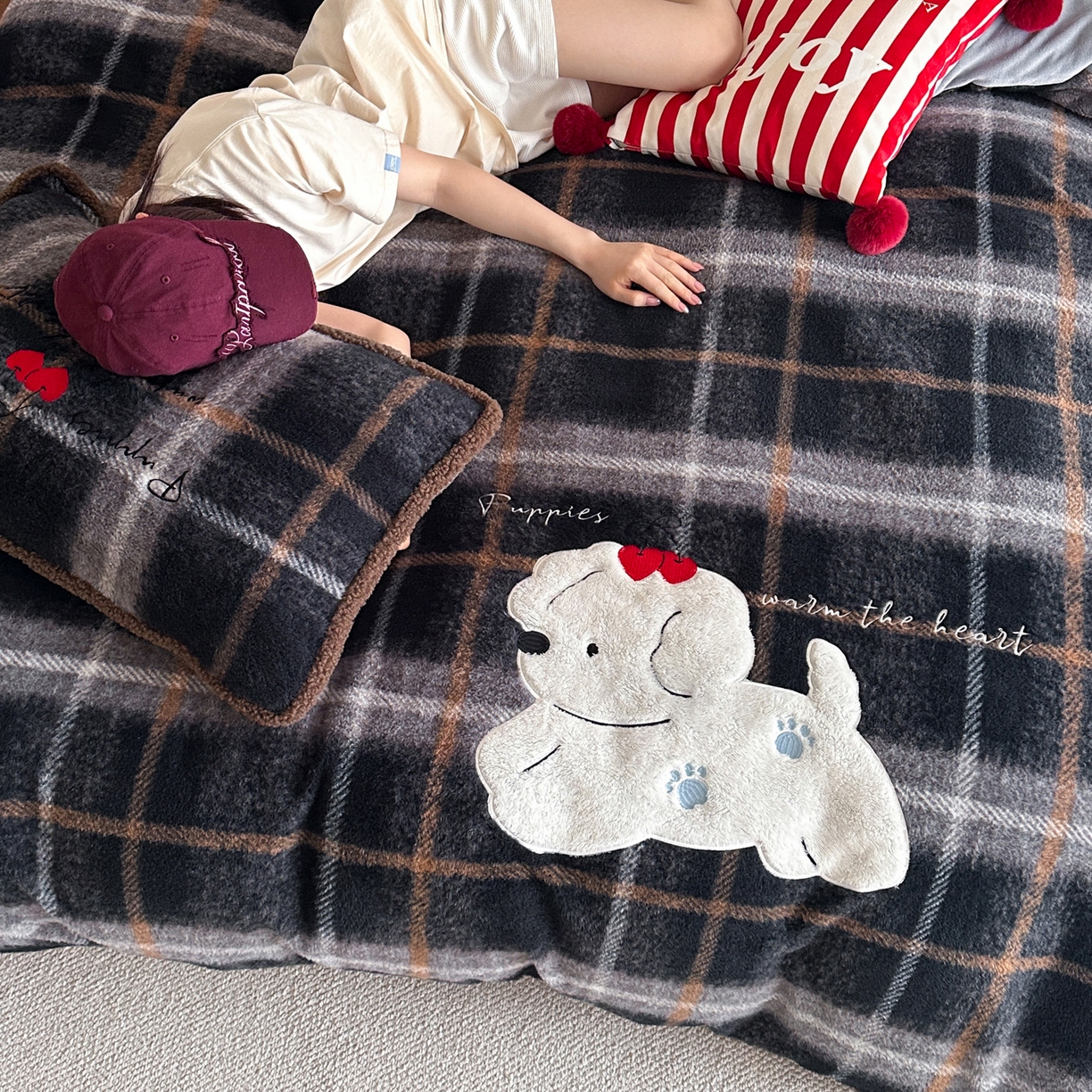 91家纺网 家纺一手货源 找家纺 宇航家纺 2025新款仿羊毛仿羊绒牛奶绒复古风美拉德立体贴布绣花四件套 福宝小狗