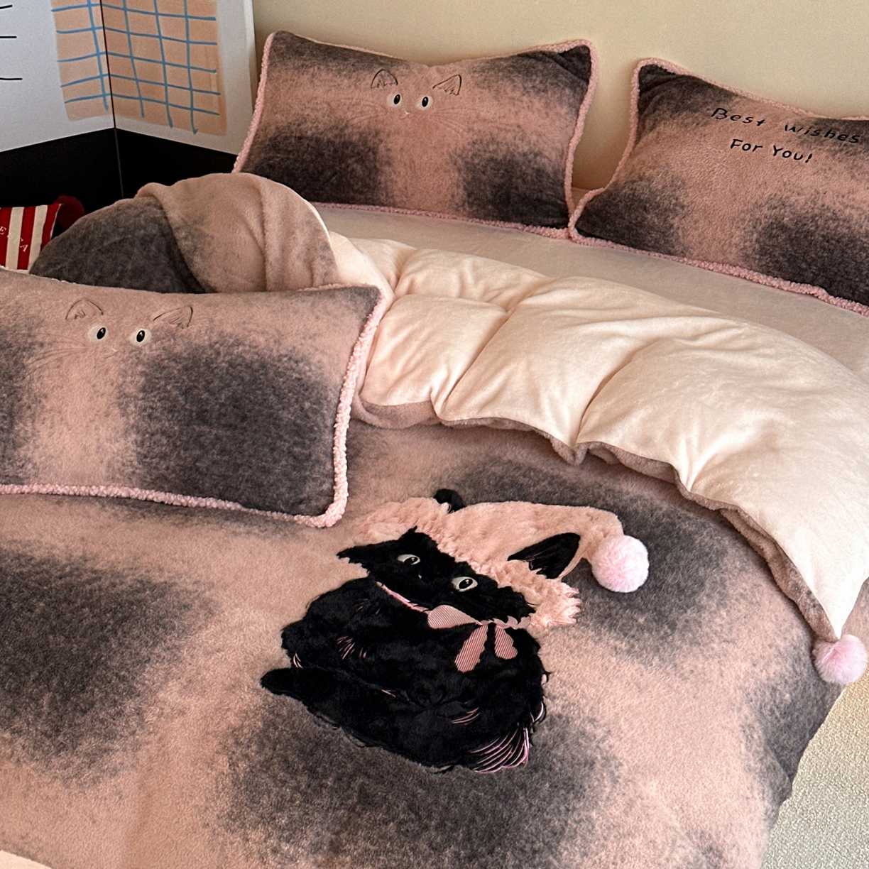 91家纺网 家纺一手货源 找家纺 宇航家纺 2025新款仿羊毛仿羊绒牛奶绒复古风美拉德立体贴布绣花四件套 呆萌猫咪