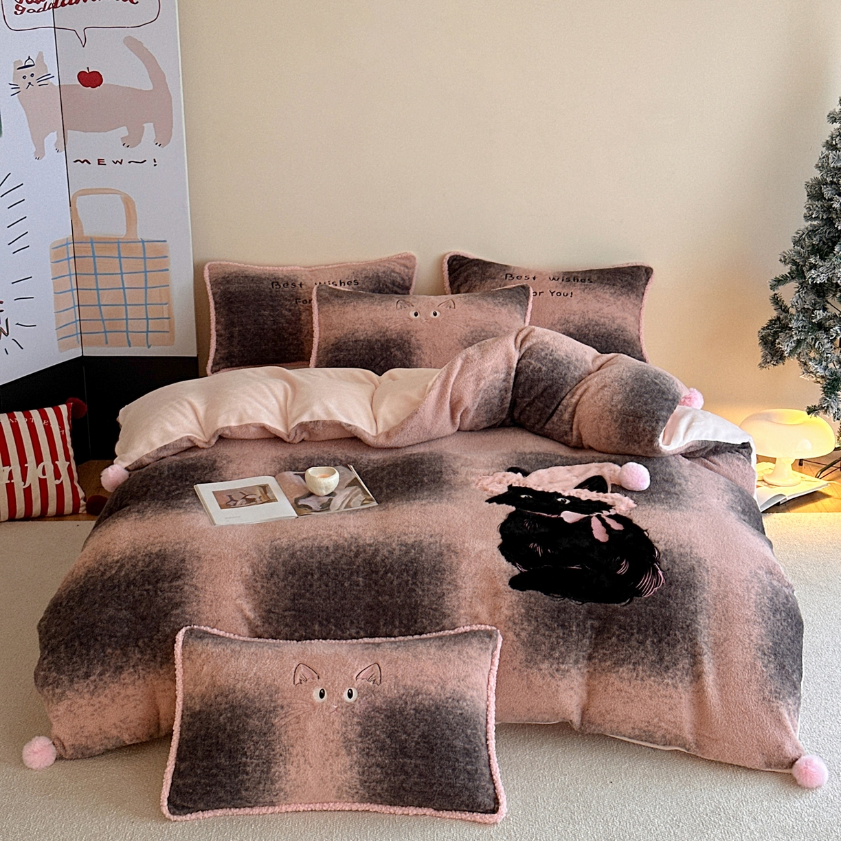 91家纺网 家纺一手货源 找家纺 宇航家纺 2025新款仿羊毛仿羊绒牛奶绒复古风美拉德立体贴布绣花四件套 呆萌猫咪